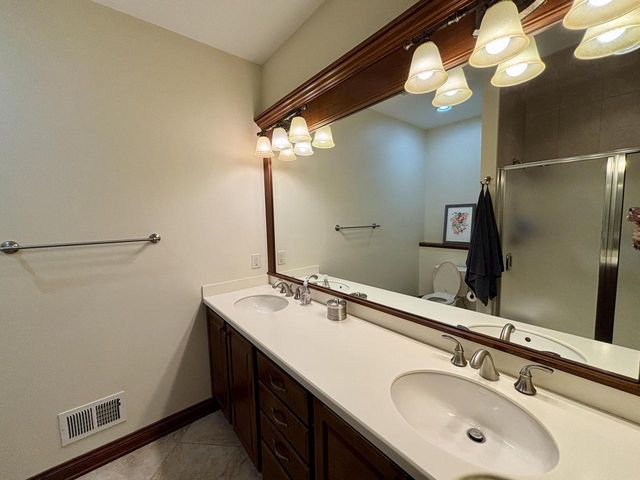 1423 Hidden Waters CIRCLE, West Bend, WI 53095