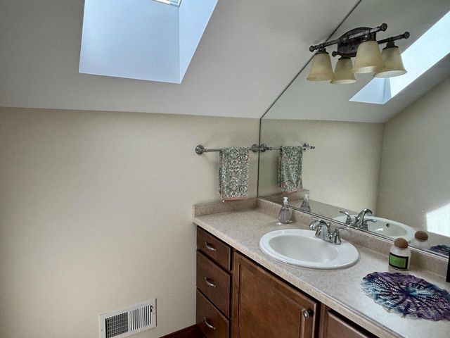1423 Hidden Waters CIRCLE, West Bend, WI 53095