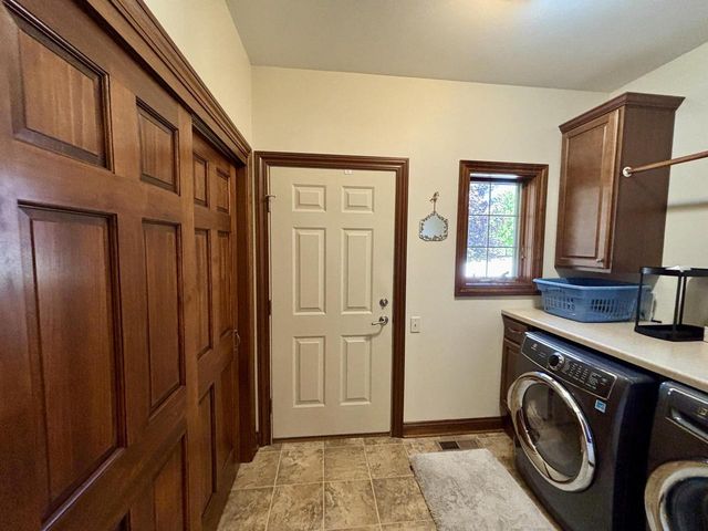 1423 Hidden Waters CIRCLE, West Bend, WI 53095