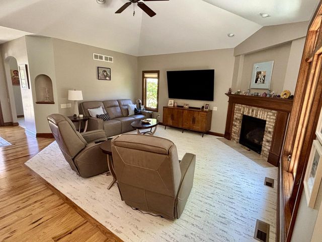 1423 Hidden Waters CIRCLE, West Bend, WI 53095
