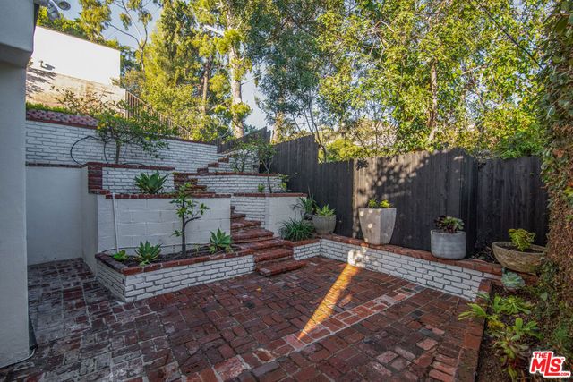 9265 Thrush Way, Los Angeles, CA 90069