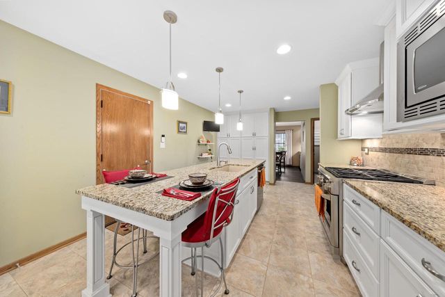 3320 N Knoll TERRACE, Wauwatosa, WI 53222