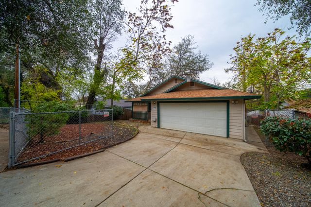 3035 West Street, Redding, CA 96001