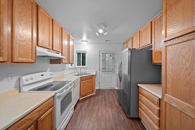 3035 West Street, Redding, CA 96001