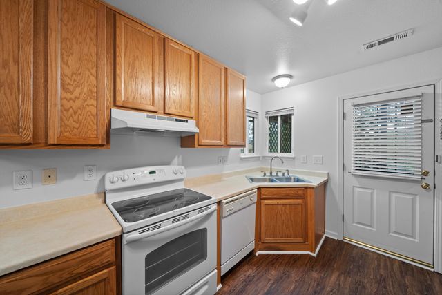 3035 West Street, Redding, CA 96001