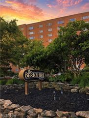 11820 Edgewater Drive 602, Lakewood, OH 44107