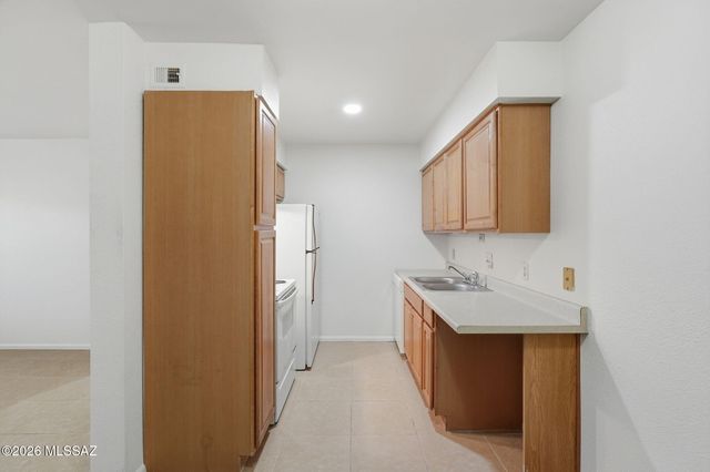 6355 N Barcelona Ln Unit 401, Tucson, AZ 85704