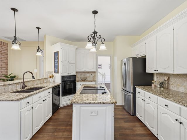 2605 Hidden Ridge Drive, Arlington, TX 76006