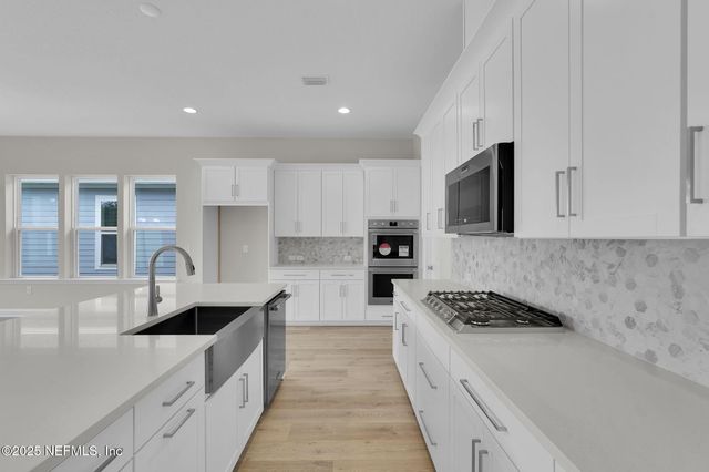 323 SAWGRASS Drive, Yulee, FL 32097