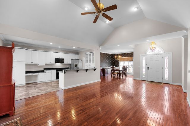 230 Krista Cv, Paris, TN 38242