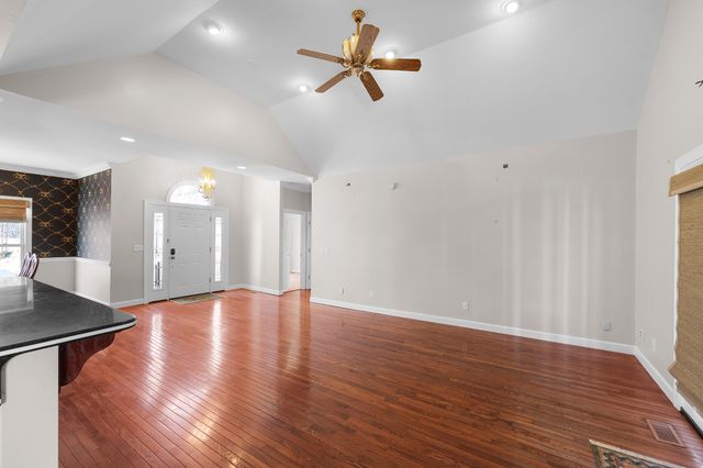 230 Krista Cv, Paris, TN 38242