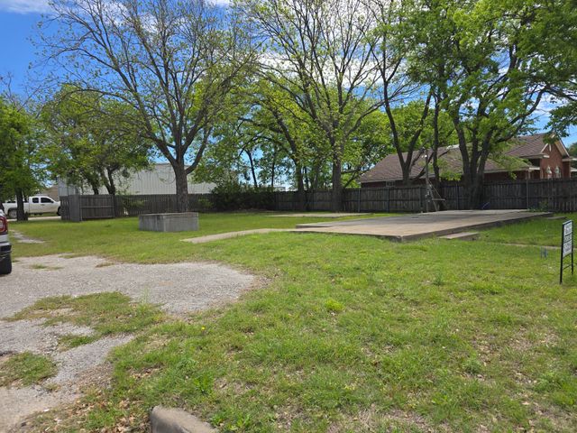 811 Hillsboro Street, Cleburne, TX 76033