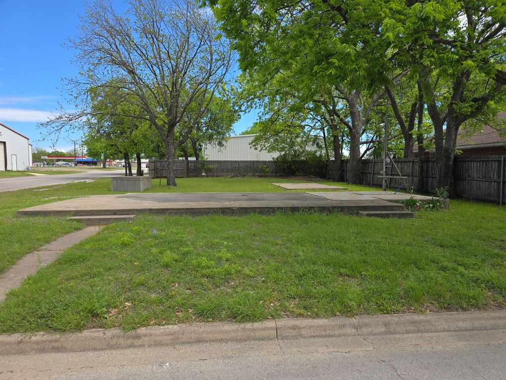 811 Hillsboro Street, Cleburne, TX 76033
