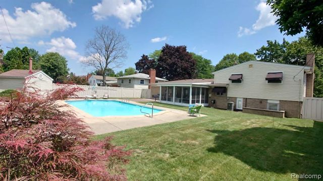 1650 Hawthorne Street, Trenton, MI 48183