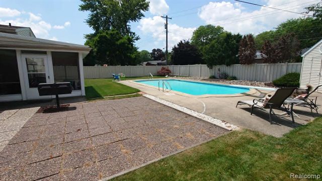 1650 Hawthorne Street, Trenton, MI 48183