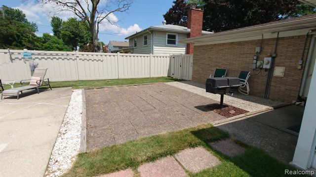 1650 Hawthorne Street, Trenton, MI 48183