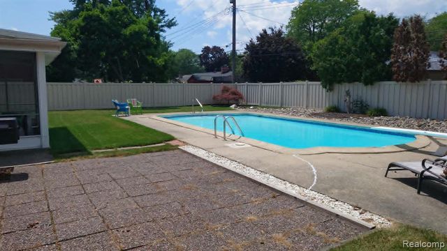 1650 Hawthorne Street, Trenton, MI 48183