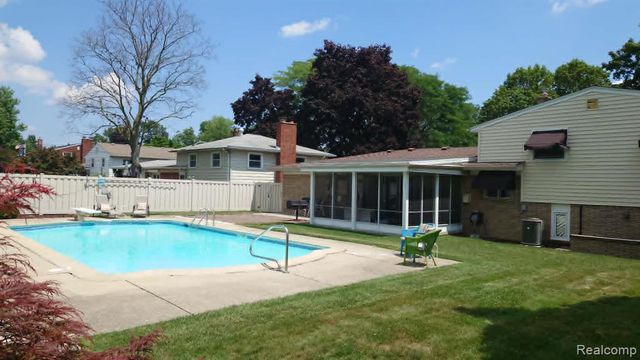 1650 Hawthorne Street, Trenton, MI 48183