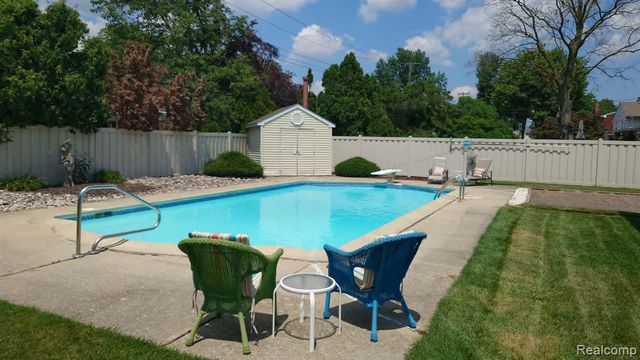 1650 Hawthorne Street, Trenton, MI 48183