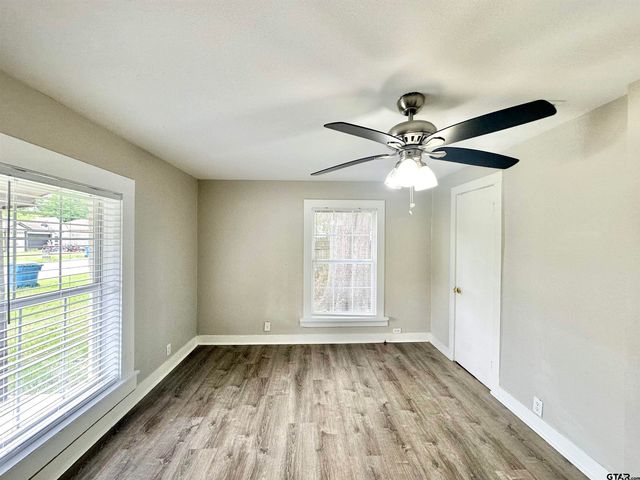 219 Half St, Lindale, TX 75771