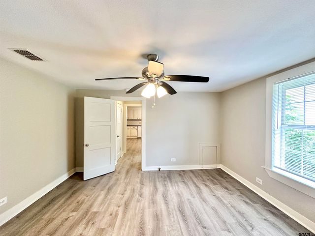 219 Half St, Lindale, TX 75771