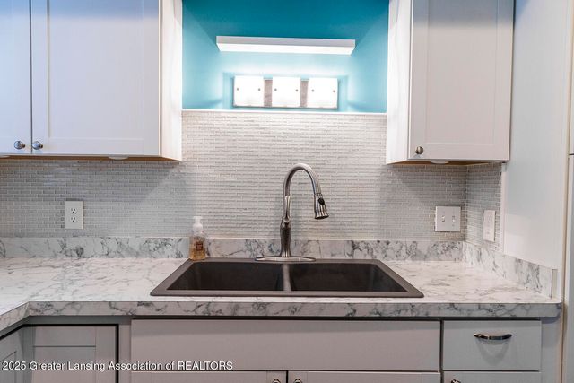 1607 Holly Way, Lansing, MI 48910