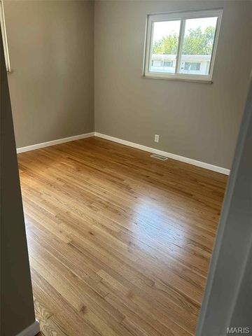 405 Wren Drive, Florissant, MO 63031