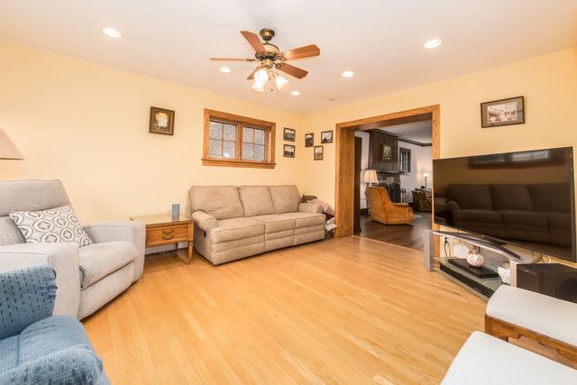221 East Avenue, Park Ridge, IL 60068