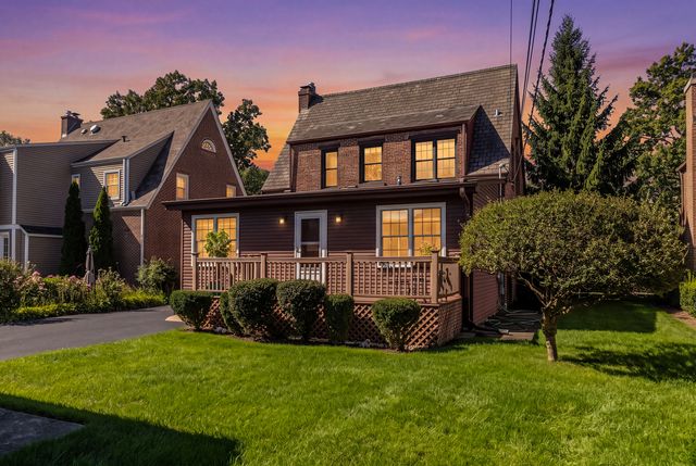 221 East Avenue, Park Ridge, IL 60068
