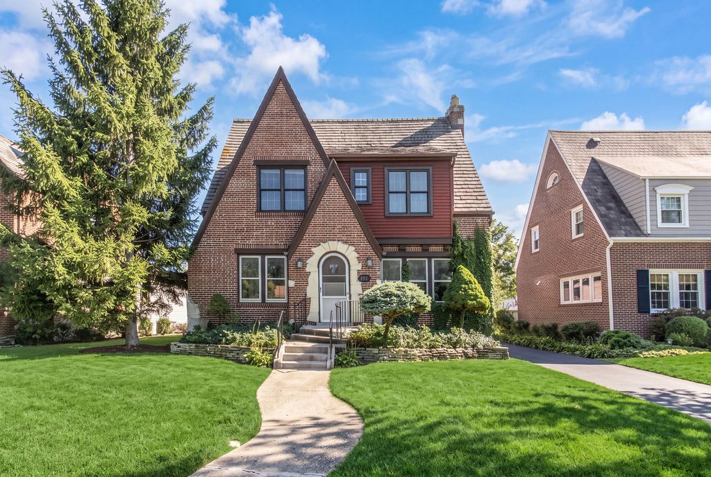 221 East Avenue, Park Ridge, IL 60068