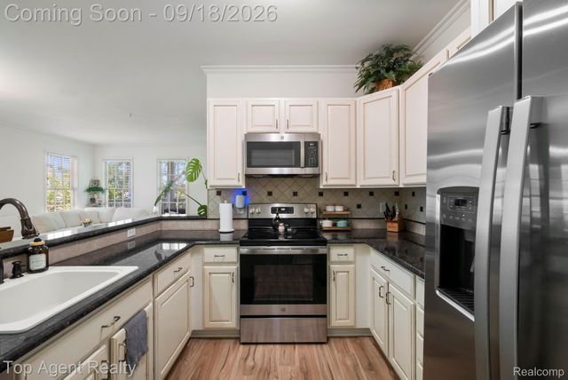 292 Beverly Avenue, Auburn Hills, MI 48326