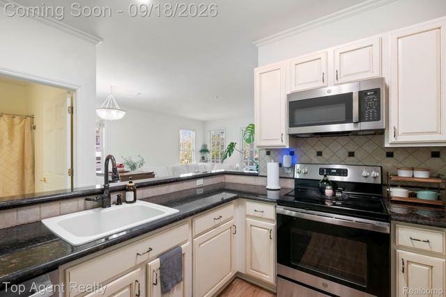 292 Beverly Avenue, Auburn Hills, MI 48326