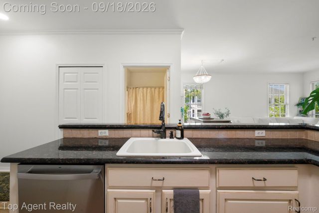 292 Beverly Avenue, Auburn Hills, MI 48326
