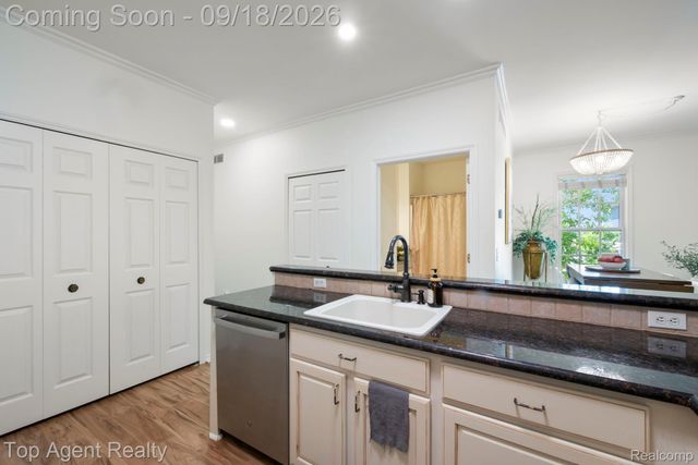 292 Beverly Avenue, Auburn Hills, MI 48326