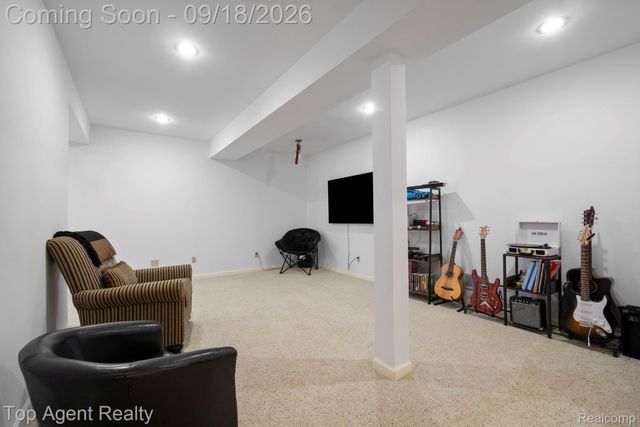 292 Beverly Avenue, Auburn Hills, MI 48326