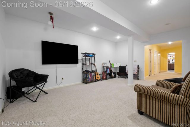 292 Beverly Avenue, Auburn Hills, MI 48326