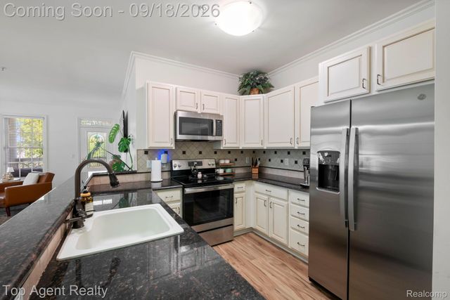 292 Beverly Avenue, Auburn Hills, MI 48326