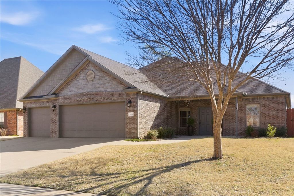 3819 N 3rd Street, Rogers, AR 72756