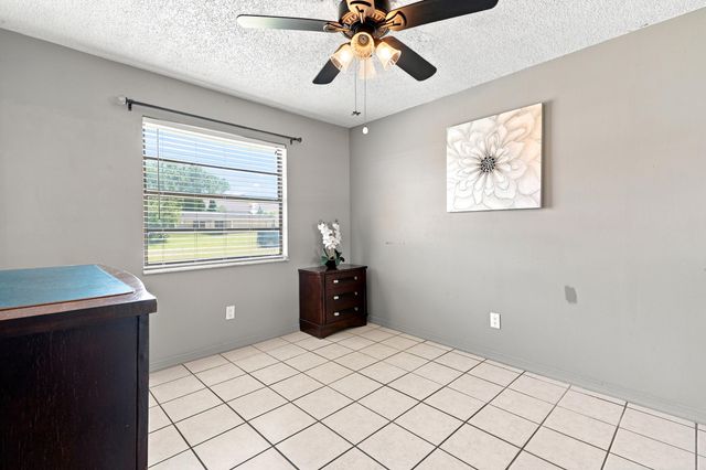 450 SE Thornhill Drive, Port St. Lucie, Port St Lucie, FL 34983