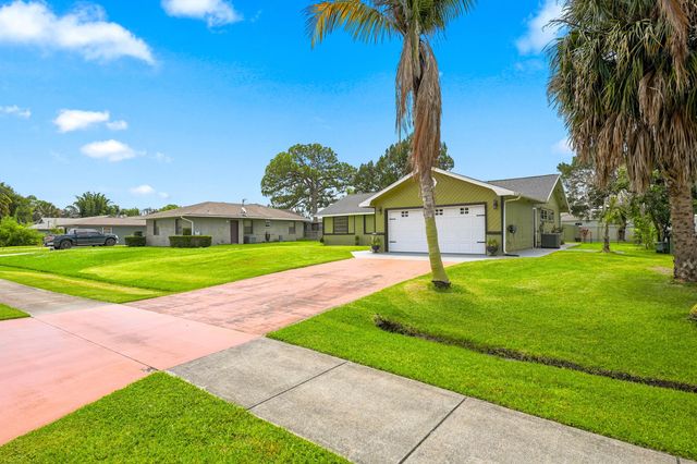 450 SE Thornhill Drive, Port St. Lucie, Port St Lucie, FL 34983