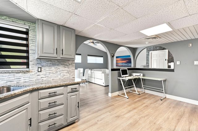 450 SE Thornhill Drive, Port St. Lucie, Port St Lucie, FL 34983