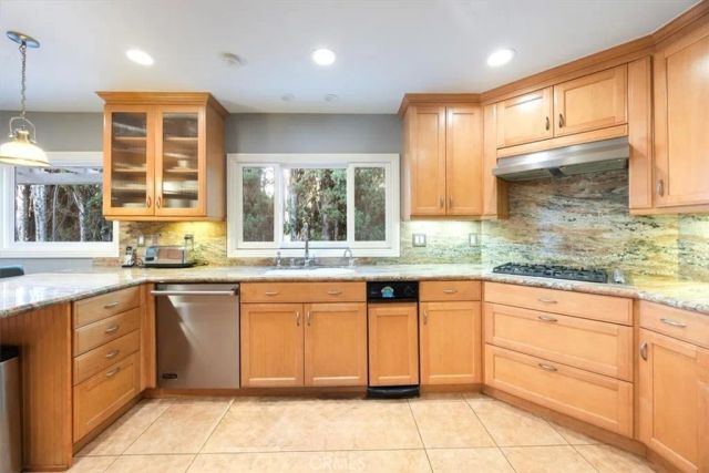 10408 Summer Holly, Los Angeles, CA 90077