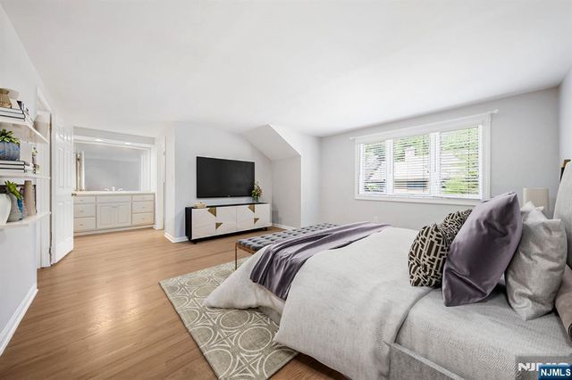 12 Sandburg Court, Mahwah, NJ 07430