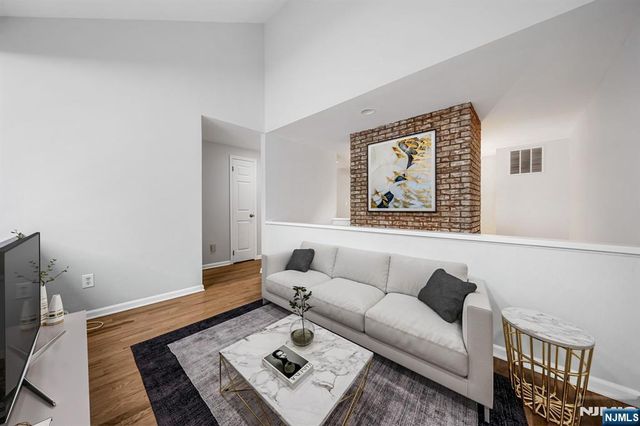 12 Sandburg Court, Mahwah, NJ 07430