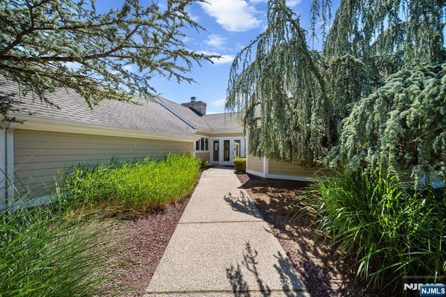 12 Sandburg Court, Mahwah, NJ 07430