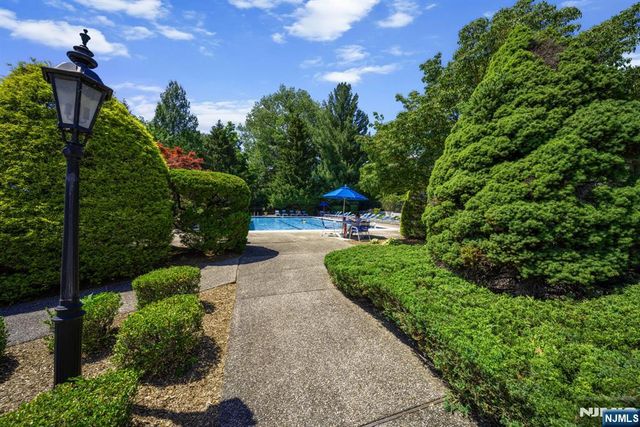 12 Sandburg Court, Mahwah, NJ 07430