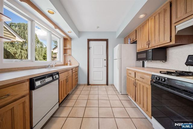 12 Sandburg Court, Mahwah, NJ 07430