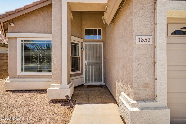 1352 S PORTLAND Avenue, Gilbert, AZ 85296