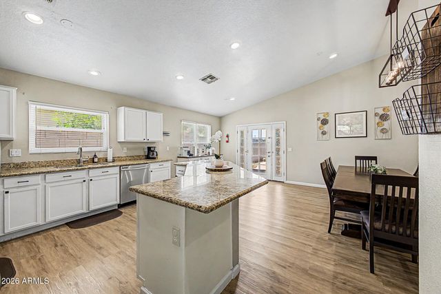 1352 S PORTLAND Avenue, Gilbert, AZ 85296