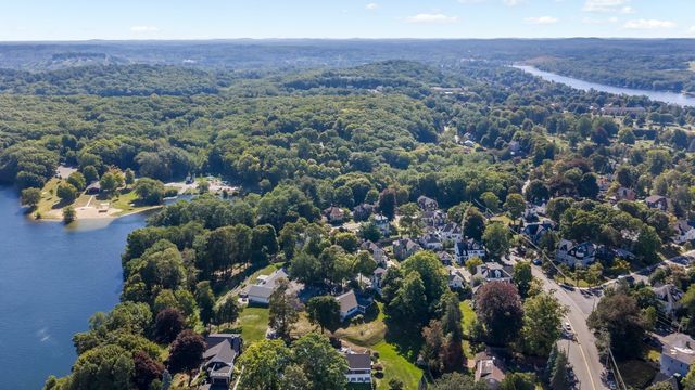 4 Arlington Ter, Haverhill, MA 01830